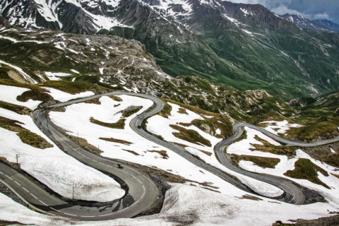 Conduire en montagne en Europe, sécurité, préparation et adaptation aux conditions extrêmes.